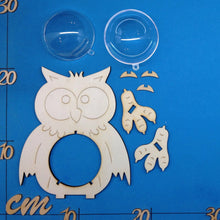 Lade das Bild in den Galerie-Viewer, Eule aus Holz mit Acrylkugelbauch zum Beleuchten