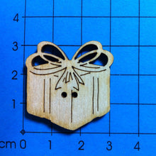 Lade das Bild in den Galerie-Viewer, Päckchen als Knopf 3 cm Knopf aus Holz, Knöpfe zum Dekorieren, Knöpfe mit Gesicht, Päckchen Knopf, Tiereknöpfe, Holzknopf, Knopf zum Basteln, Knopf zum Nähen, Knöpfe, Knöpfe zum Bemalen, BUH 7403