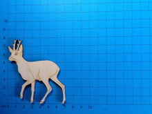 Lade das Bild in den Galerie-Viewer, Rehbock aus Holz
