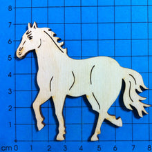 Lade das Bild in den Galerie-Viewer, Pferd trabend aus Holz
