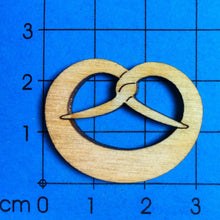 Lade das Bild in den Galerie-Viewer, Brezen aus Holz