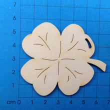 Lade das Bild in den Galerie-Viewer, Kleeblatt 6cm mit Schlitz zum Aufhängen Blätter als Streudeko, Blätter zum selbst Gestalten, Blätter für den Herbst, Blätter zum Basteln, Blätter für Geldgeschenke, Kleeblatt aus Holz, Blätter für Hochzeit, Blätter für Geburtstagsdeko, Kleeblatt zum Basteln, Blätter aus Holz, Kleeblatt zur Deko, Blätter zum Bemalen, KLH 4206