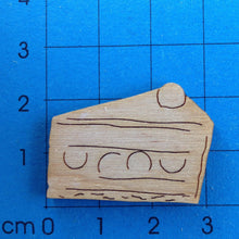 Lade das Bild in den Galerie-Viewer, Tortenstück aus Holz