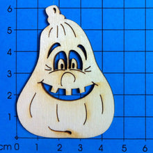 Lade das Bild in den Galerie-Viewer, Kürbis länglich mit Gesicht aus Holz