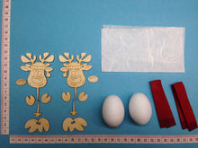 Lade das Bild in den Galerie-Viewer, Rentier mit Mütze aus Holz und Styropor