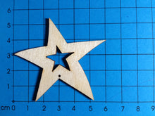 Lade das Bild in den Galerie-Viewer, Sterne für Christbaum aus Holz Deko mit Sternen aus Holz gestalten, Sterne aus Holz basteln, Weihnachtsdeko gestalten, Sterne basteln Weihnachten, Sterne malen, Weihnachtsdekoration, Winterdeko selbst gestalten, basteln mit Kindern im Winter, Geschenkidee für Weihnachten, basteln mit Holz, Bastelidee Winter, Weihnachtsbasteln, Weihnachtsbasteln, Weihnachtsdeko gestalten, Bastelidee Winter, Sterne malen, Winterdeko selbst gestalten, Weihnachtsdekoration, Deko mit Sternen aus Holz gestalten, basteln mit Hol