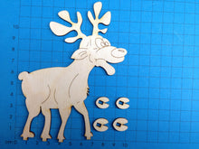 Lade das Bild in den Galerie-Viewer, Elch röhrend mit Hufen aus Holz zum Hinstellen