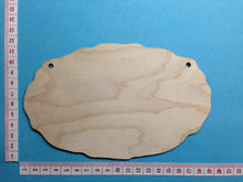 Lade das Bild in den Galerie-Viewer, Schild oval mit Wellenschnitt aus Holz
