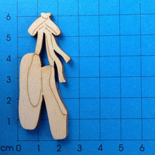 Lade das Bild in den Galerie-Viewer, Ballettschuhpaar aus Holz