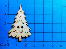 Lade das Bild in den Galerie-Viewer, Tannenbaum schmal als Knopf 4cm Holzknopf, Tannenbaum Knopf, Knopf zum Basteln, Tiereknöpfe, Knopf zum Nähen, Knöpfe, Knöpfe zum Bemalen, Knöpfe zum Dekorieren, Knöpfe mit Gesicht, Knopf aus Holz,   BUH 2204