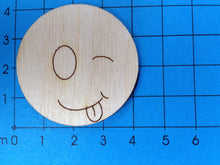 Lade das Bild in den Galerie-Viewer, Button mit Gesicht aus Holz, zwinkernd und ausgestreckter Zunge