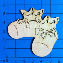 Lade das Bild in den Galerie-Viewer, Babyschuhpaar aus Holz