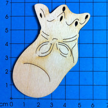 Lade das Bild in den Galerie-Viewer, Babyschuh schräg aus Holz