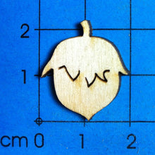 Lade das Bild in den Galerie-Viewer, Haselnuss aus Holz