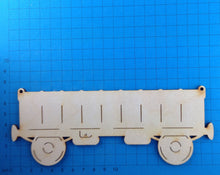 Lade das Bild in den Galerie-Viewer, Güterwagen aus Holz