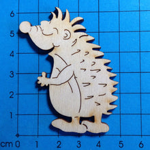 Lade das Bild in den Galerie-Viewer, Igel mit geschlossenen Augen aus Holz