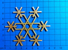 Lade das Bild in den Galerie-Viewer, Eiskristall filigran aus Holz