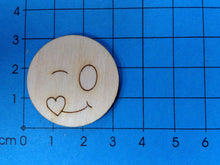 Lade das Bild in den Galerie-Viewer, Button mit Gesicht aus Holz, zwinkernd Herz senden