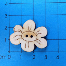 Lade das Bild in den Galerie-Viewer, Butterblume Knopf aus Holz in 3cm Knöpfe mit Gesicht, Knopf zum Nähen, Holzknopf, Knopf aus Holz, Tiereknöpfe, Knöpfe, Knopf zum Basteln, Blume als Knopf, Knöpfe zum Dekorieren, Knöpfe zum Bemalen, BTH 5803