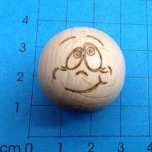 Lade das Bild in den Galerie-Viewer, Holzkugel mit Gesicht