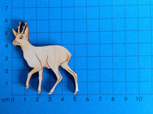 Lade das Bild in den Galerie-Viewer, Rehbock aus Holz