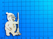 Lade das Bild in den Galerie-Viewer, Schneemann mit Mütze und Besen aus Holz