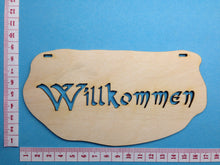 Lade das Bild in den Galerie-Viewer, Schild mit Ausschnitt "Willkommen" aus Holz