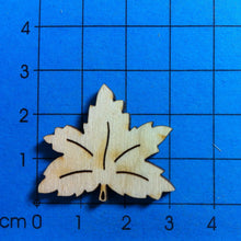 Lade das Bild in den Galerie-Viewer, Ahornblatt aus Holz