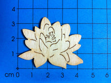 Lade das Bild in den Galerie-Viewer, Seerose aus Holz