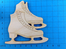 Lade das Bild in den Galerie-Viewer, Schlittschuhpaar modern aus Holz