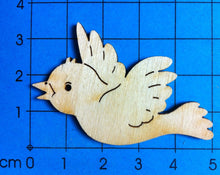 Lade das Bild in den Galerie-Viewer, Kleiner fliegender Vogel aus Holz