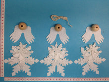 Lade das Bild in den Galerie-Viewer, Engel aus Filz; weiss Filzfiguren nähen, Engel mit Kindern gestalten, Fensterfiguren basteln, Winterdekoration basteln, Engel aus Filz basteln, Deko mit Kindern fädeln, Fädeln mit Kindern, Engel basteln, Figuren aus Filz basteln, Weihnachtsdeko fädeln,   ENF 6180SB