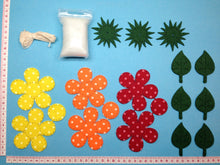 Lade das Bild in den Galerie-Viewer, Blumen aus Filz zum Nähen