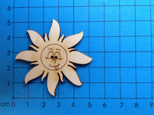 Lade das Bild in den Galerie-Viewer, Sonne mit Gesicht und herausgestreckter Zunge aus Holz