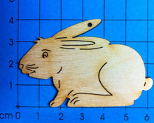 Lade das Bild in den Galerie-Viewer, Feldhase hockend aus Holz