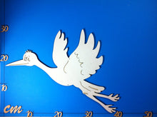 Lade das Bild in den Galerie-Viewer, Storch fliegend aus Holz