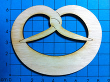 Lade das Bild in den Galerie-Viewer, Brezen aus Holz