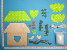 Lade das Bild in den Galerie-Viewer, Haus aus Holz mit Filzherzen
