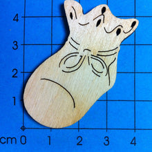 Lade das Bild in den Galerie-Viewer, Babyschuh schräg aus Holz