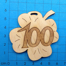 Lade das Bild in den Galerie-Viewer, Kleeblatt aus Holz mit Zahlen graviert 6cm