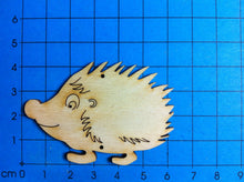 Lade das Bild in den Galerie-Viewer, Igel laufend aus Holz
