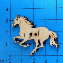 Lade das Bild in den Galerie-Viewer, Pferd springend als Knopf 4cm Knöpfe zum Dekorieren, Tiereknöpfe, Knopf aus Holz, Knopf zum Basteln, Knöpfe zum Bemalen, Knopf zum Nähen, Knöpfe mit Gesicht, Pferd Knopf, Knöpfe, Holzknopf, BUH 7004