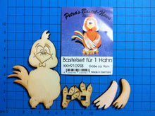 Lade das Bild in den Galerie-Viewer, Gockel schüchtern als Standfigur aus Holz