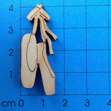 Lade das Bild in den Galerie-Viewer, Ballettschuhpaar aus Holz