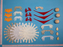 Lade das Bild in den Galerie-Viewer, Gockel zum Fädeln aus Filz Bastelset zum Nähen, nähen mit Kindern einfach, Osterdekoration aus Filz gestalten, Osterdeko selbst gestalten, Ostergeschenk selber basteln, basteln für Osterdeko, Bastelideen für Ostern, basteln zu Ostern mit Kindern, Gockel aus Filz zum Nähen, Ostereier gestalten, Küken aus Filz, Osterstrauch gestalten, Osterbasteln einfach mit Kindern, KKF 6908SB