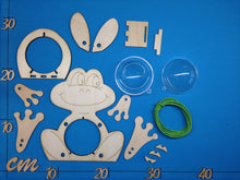 Lade das Bild in den Galerie-Viewer, Frosch aus Holz mit Acrylkugelbauch zum Beleuchten