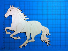 Lade das Bild in den Galerie-Viewer, springendes Pferd aus Holz