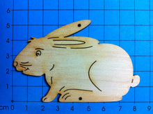 Lade das Bild in den Galerie-Viewer, Feldhase hockend aus Holz