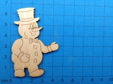 Lade das Bild in den Galerie-Viewer, Schneemann mit Fliege und Zylinder aus Holz