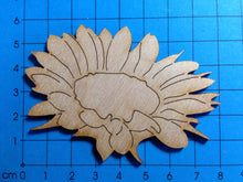 Lade das Bild in den Galerie-Viewer, Sonnenblumenblüte aus Holz